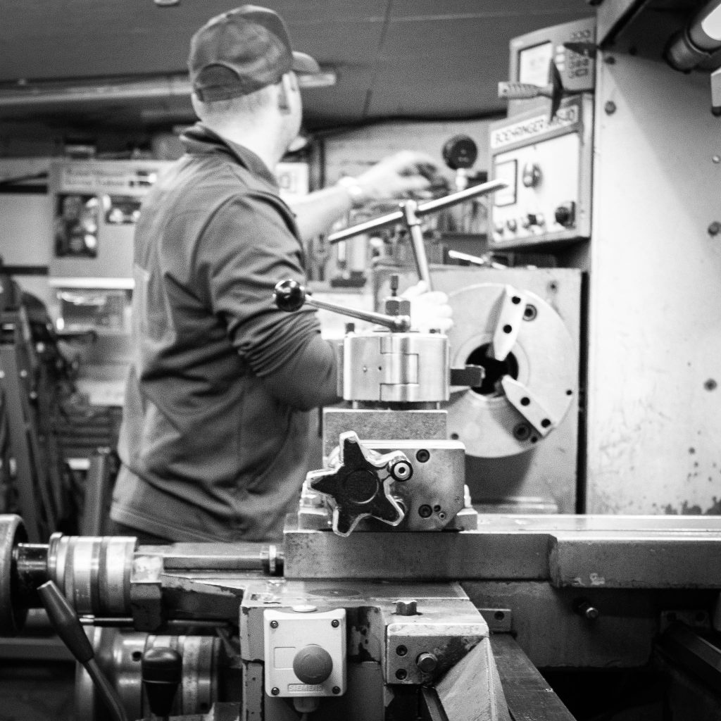 deGroot-friedeburg-werkstatt-ostfriesland-friesland-hydraulikkomponenten-hydraulikreparaturen-bolzen-buchsen-landmaschinen-baumaschinen-drehbank-handwerk