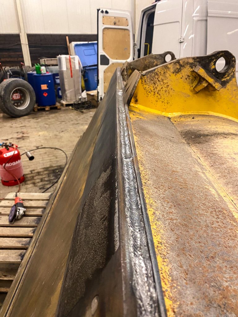 deGroot_Radlader_Schaufel_Schweißen_Verschleißteil_Baumaschinen_schnelleReparatur