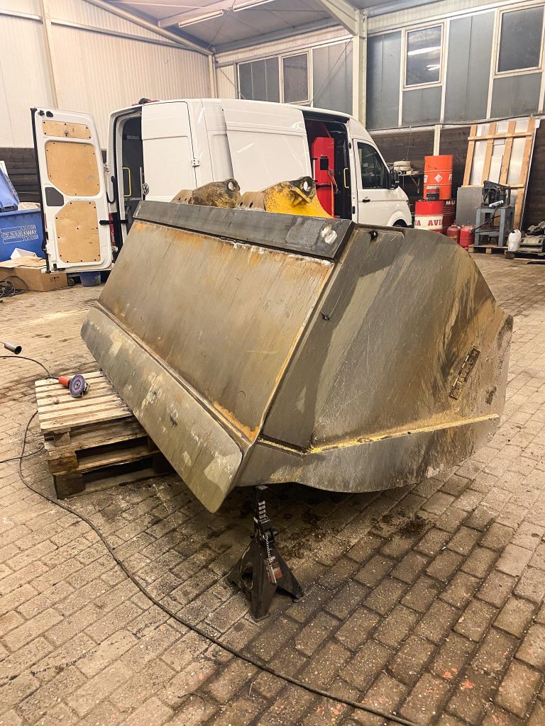 deGroot_Radlader_Schaufel_Schweißen_Verschleißteil_Baumaschinen_schnelleReparatur