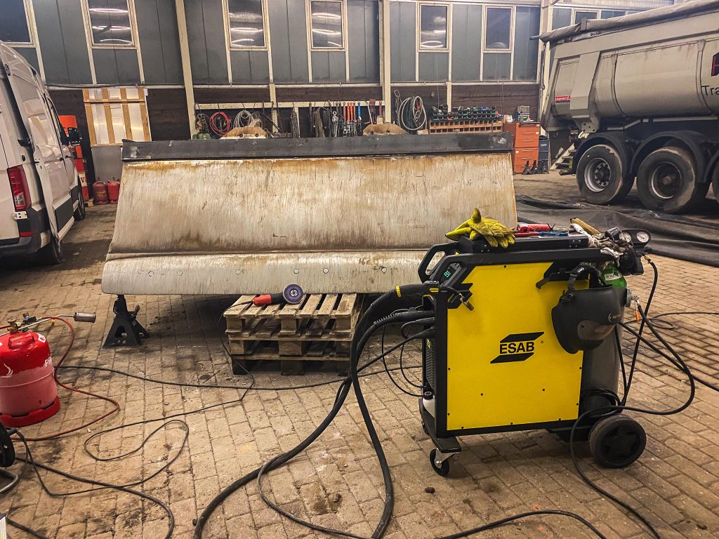 deGroot_Radlader_Schaufel_Schweißen_Verschleißteil_Baumaschinen_schnelleReparatur