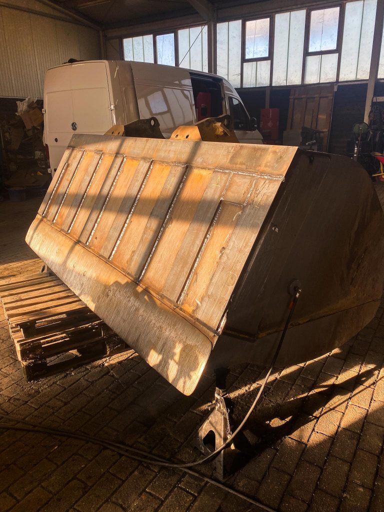 deGroot_Radlader_Schaufel_Schweißen_Verschleißteil_Baumaschinen_schnelleReparatur