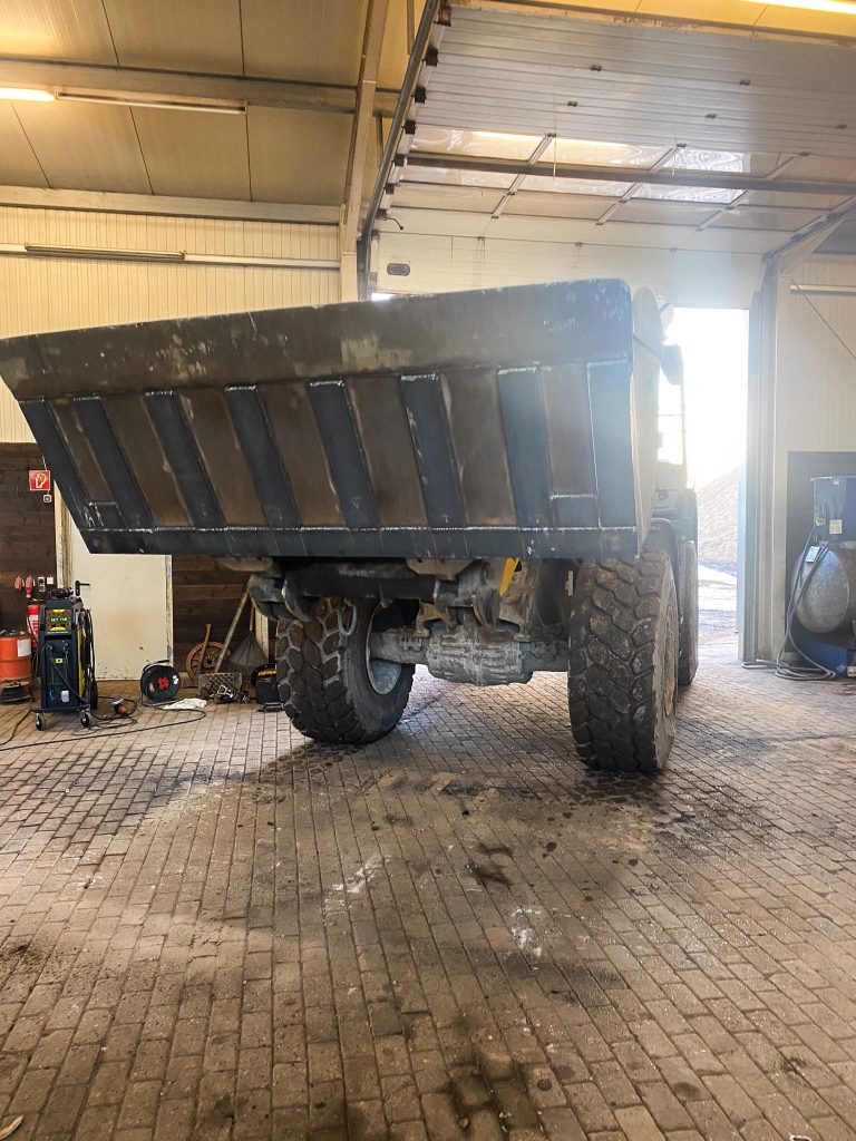 deGroot_Radlader_Schaufel_Schweißen_Verschleißteil_Baumaschinen_schnelleReparatur