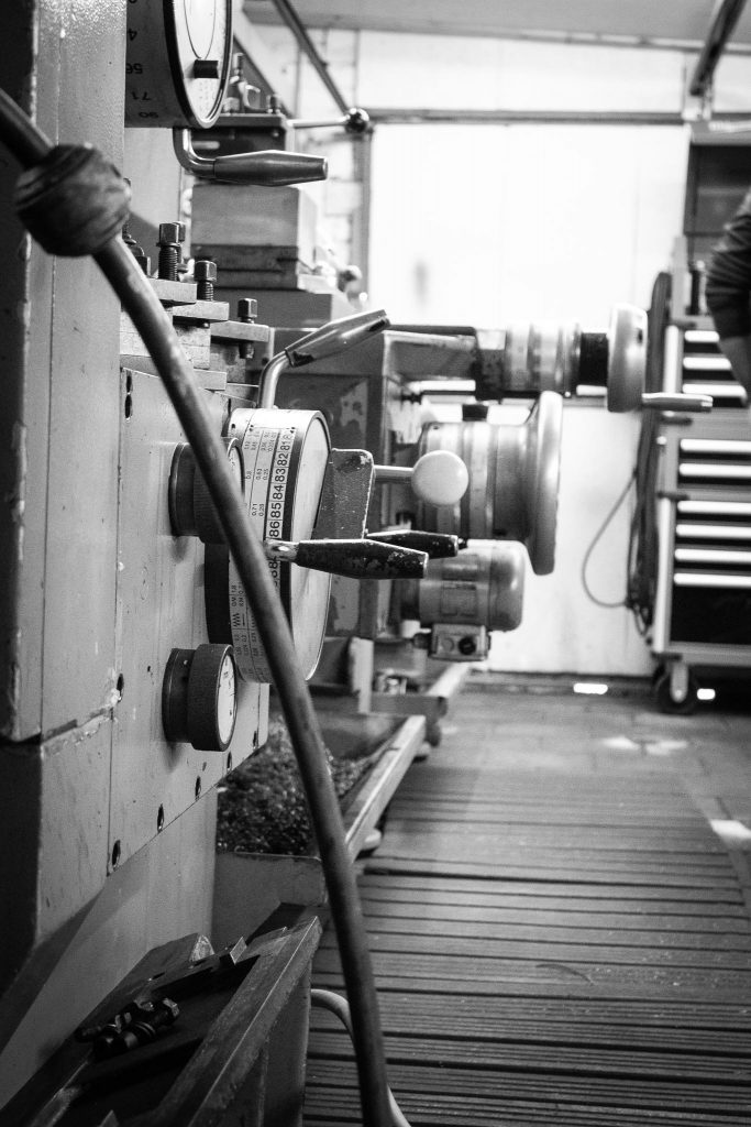 deGroot-friedeburg-werkstatt-ostfriesland-friesland-hydraulikkomponenten-hydraulikreparaturen-bolzen-buchsen-landmaschinen-baumaschinen-drehbank